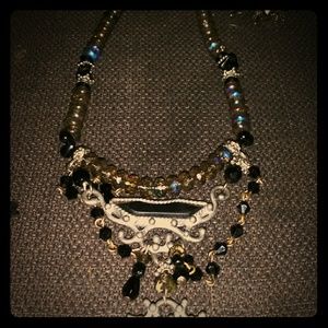 Broches and necklaces .